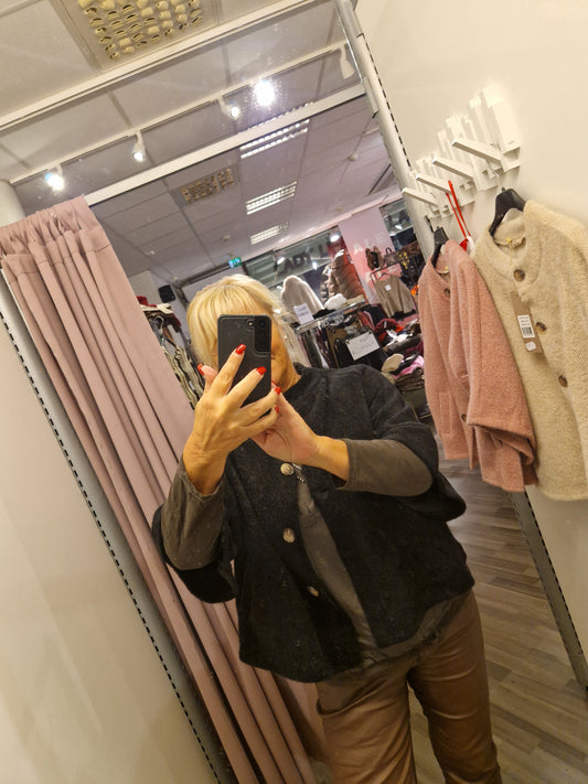 Viittatyylinen jakku musta