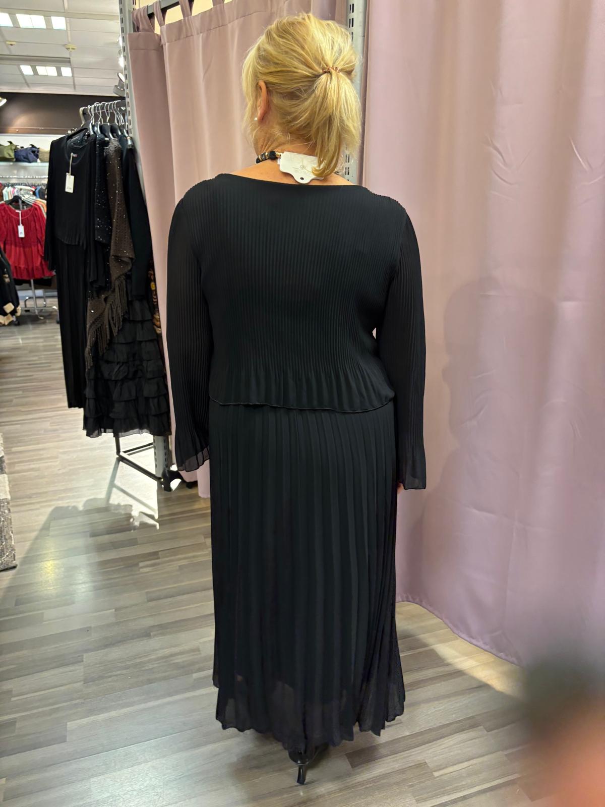 Midimittainen pliseemekko musta