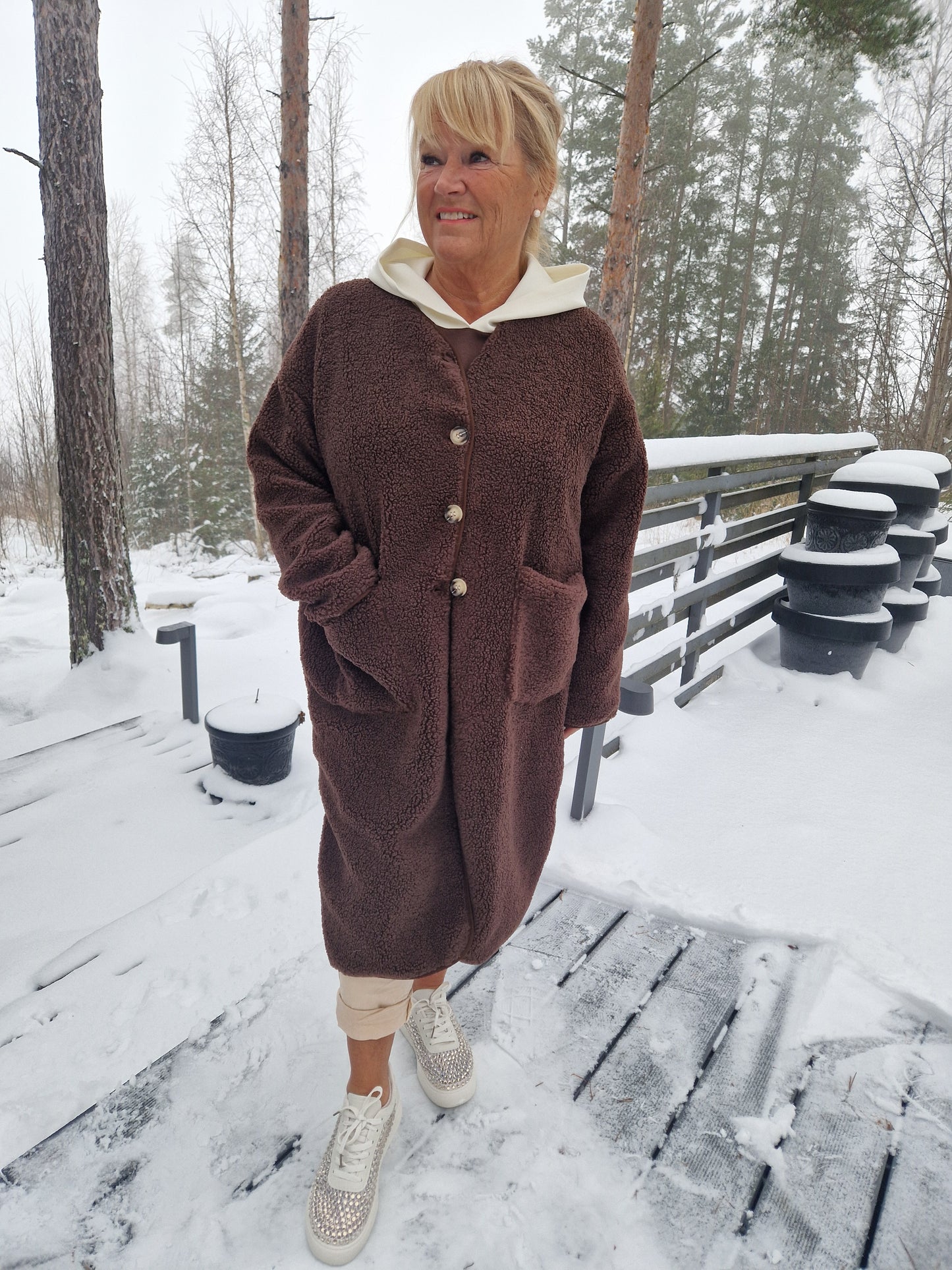 Kaulukseton teddy takki ruskea