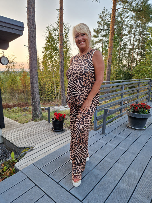 Toppi ja housut ruskea pantteri