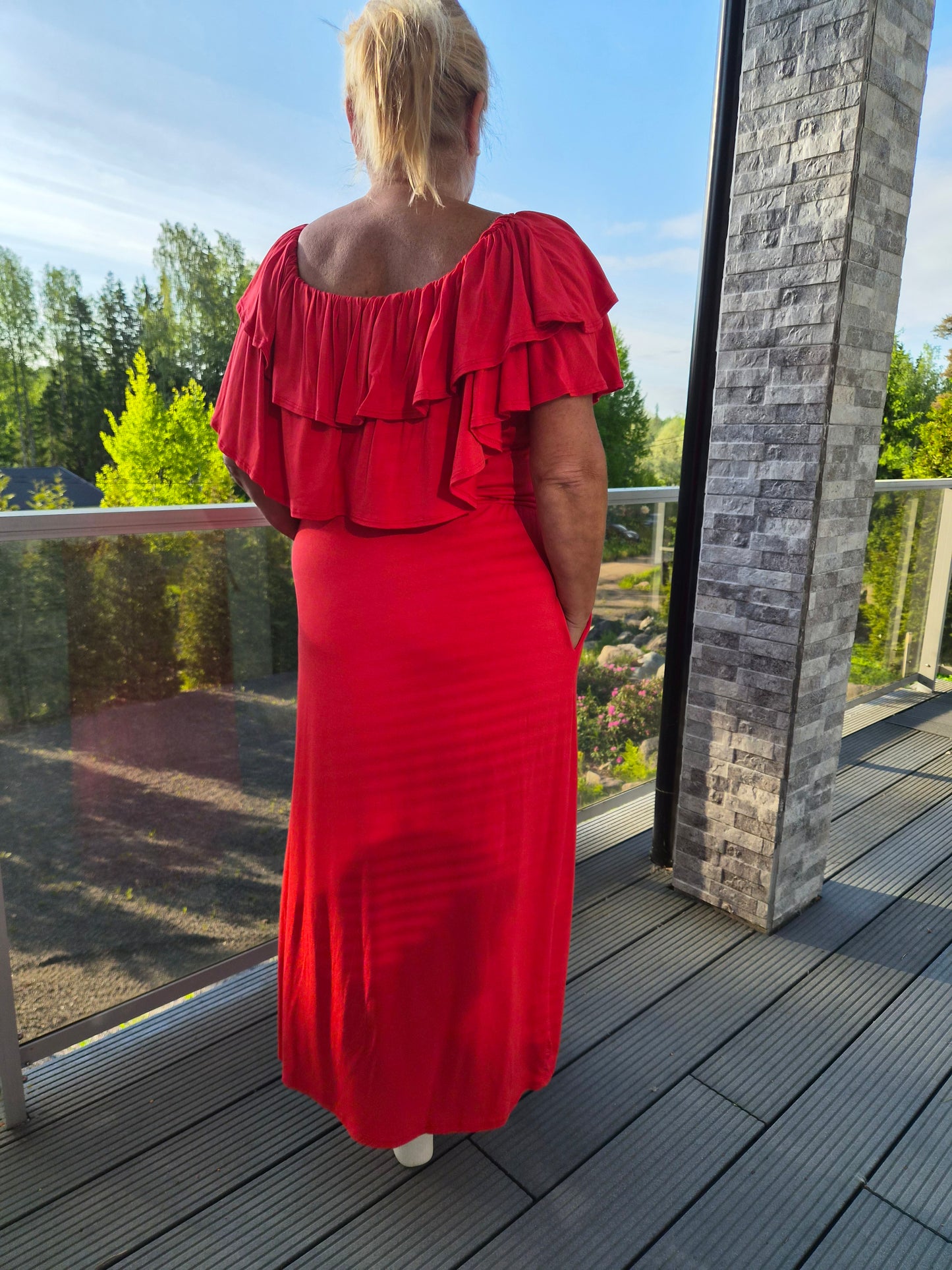 Röyhelökaulusmekko  punainen