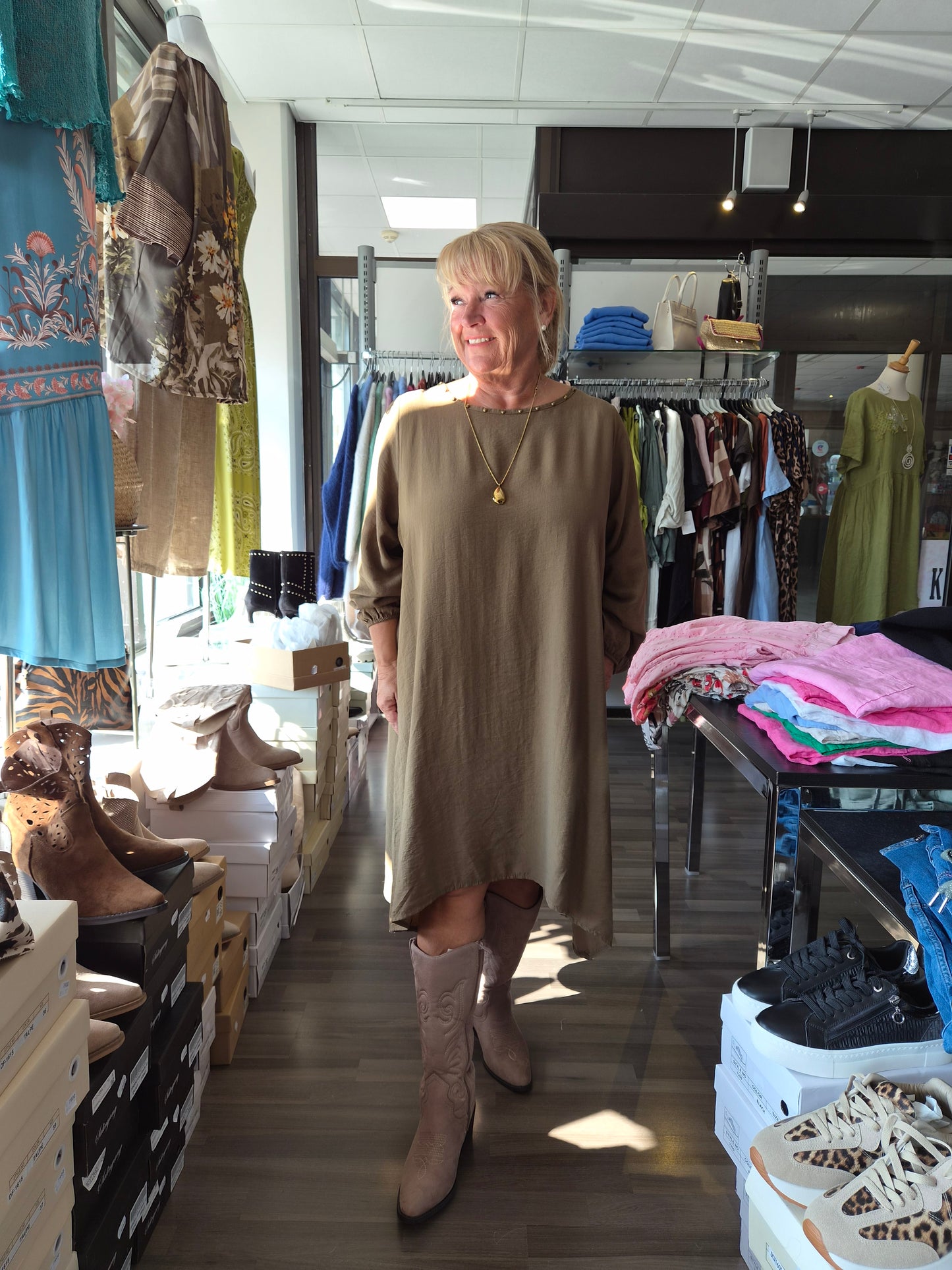 Viskoosi mekko  niittikoristeilla  khaki