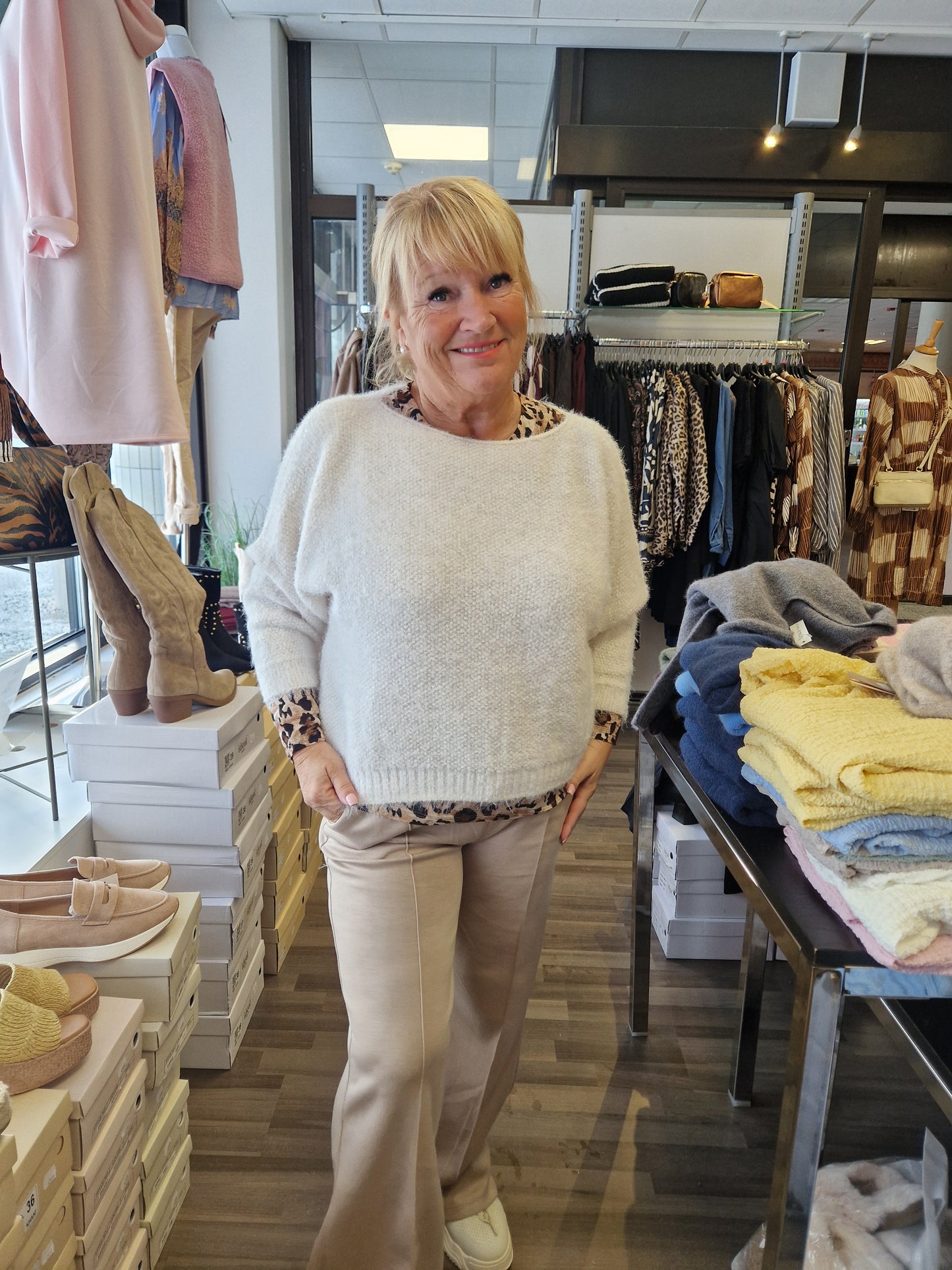 Pörröneule vaalea beige