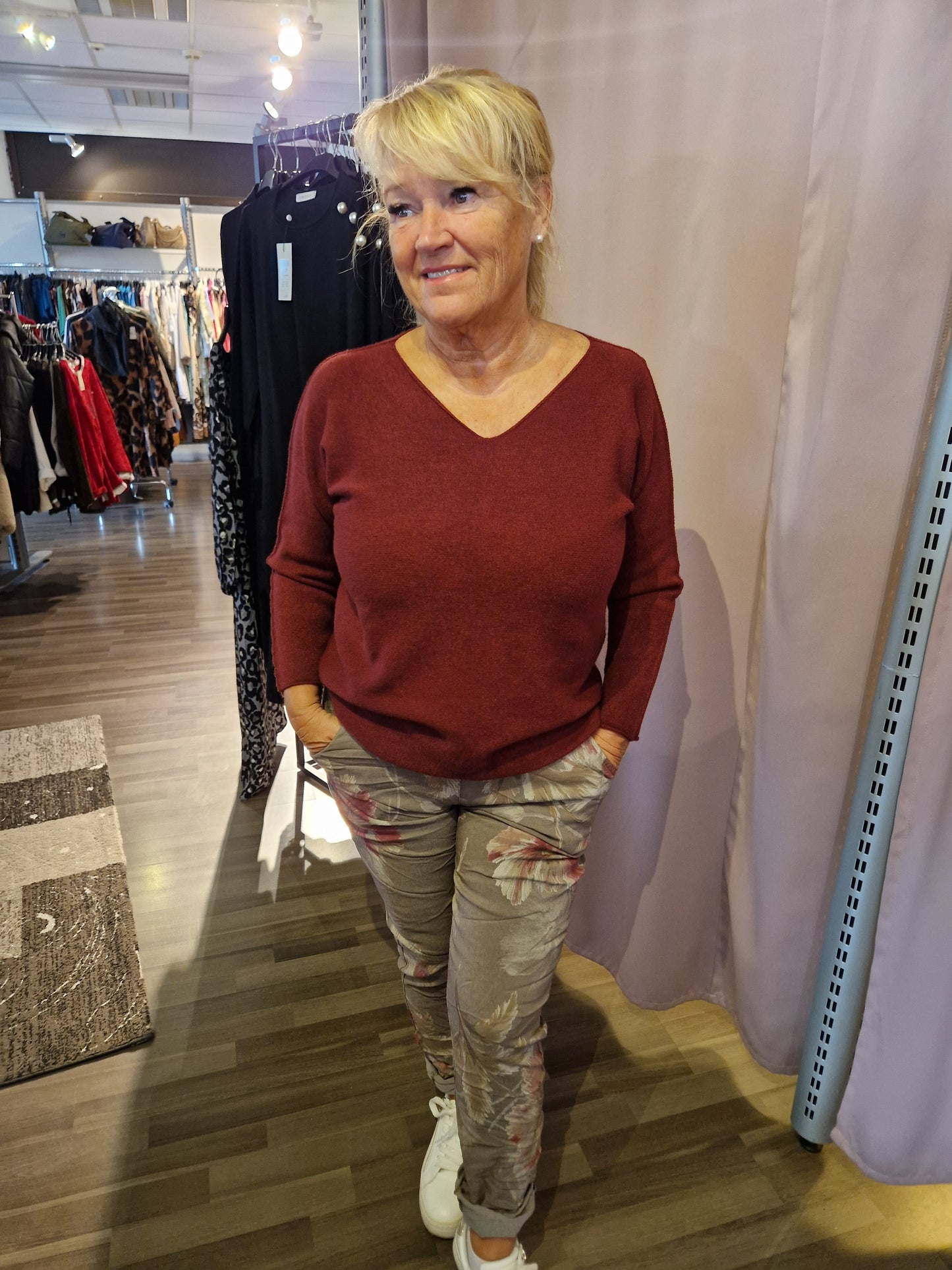 Kukkahousu taupepohjaväri/viininpunainen kukka