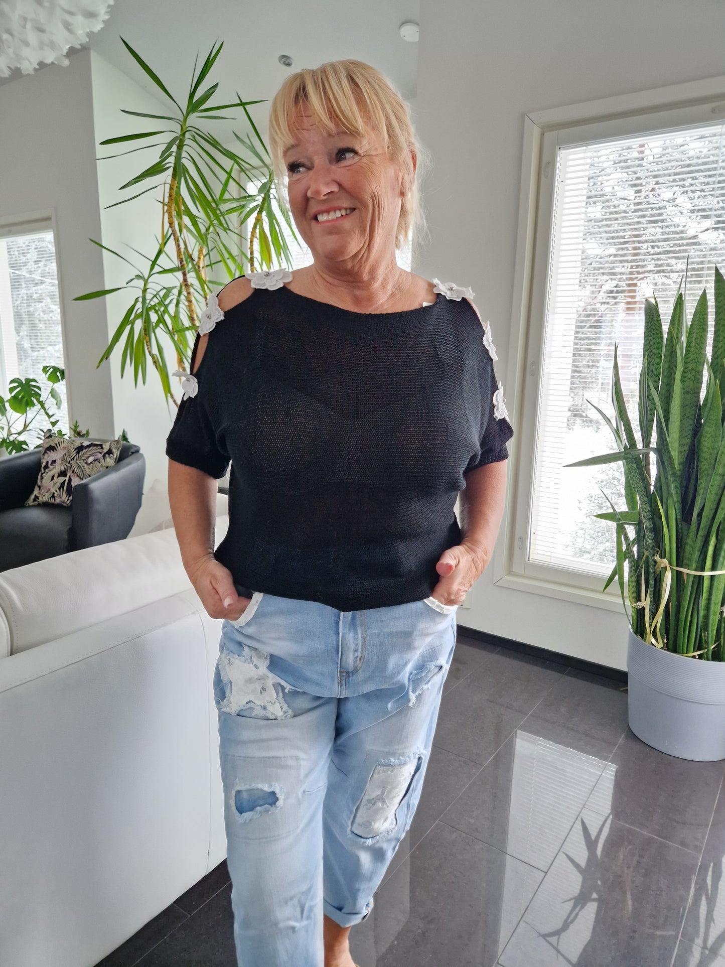 Neule kukkakoristeilla musta