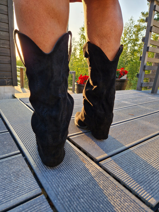 Cowboy bootsit musta