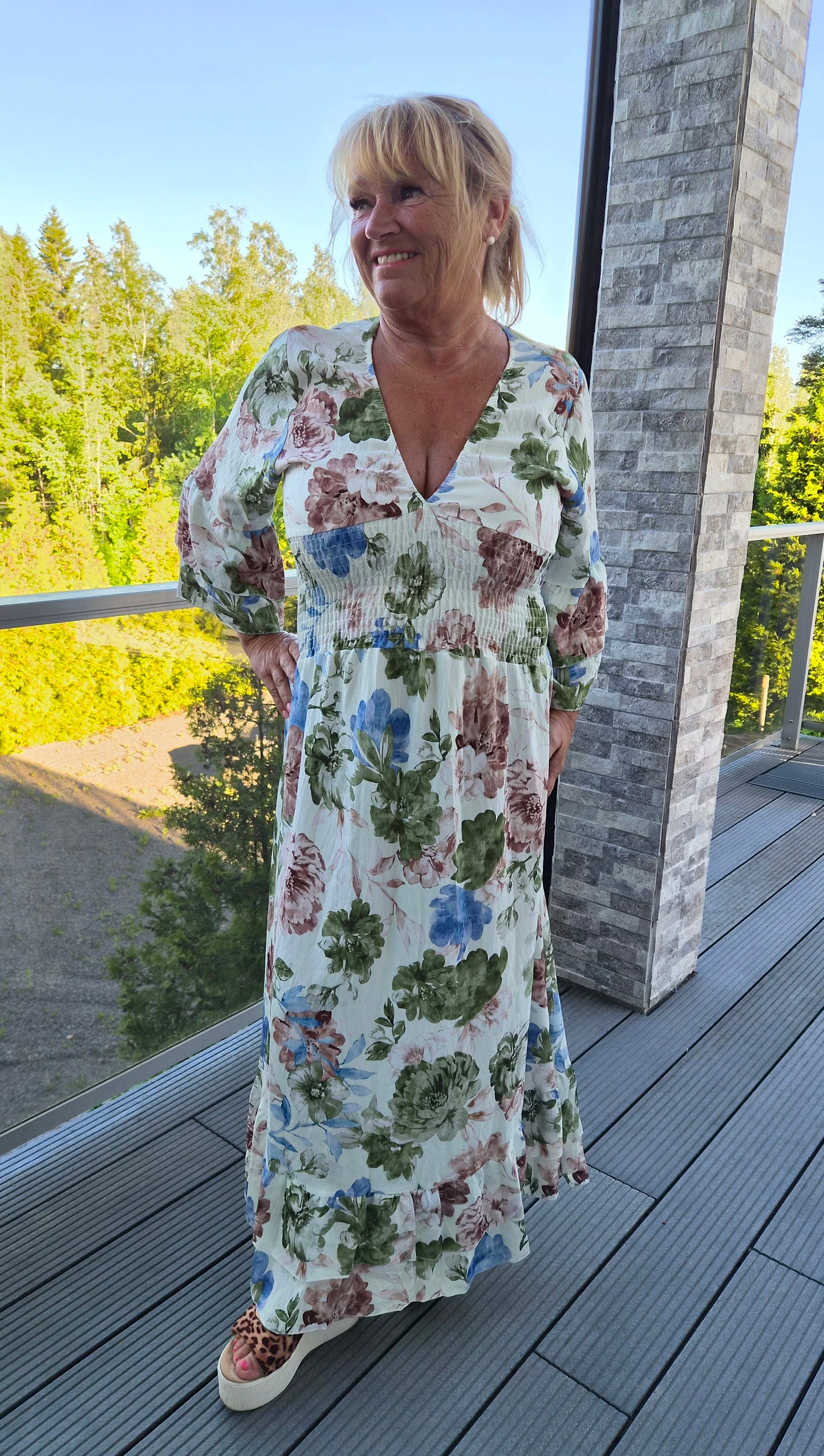 Hihallinen kukkamekko vaalea pohjaväri