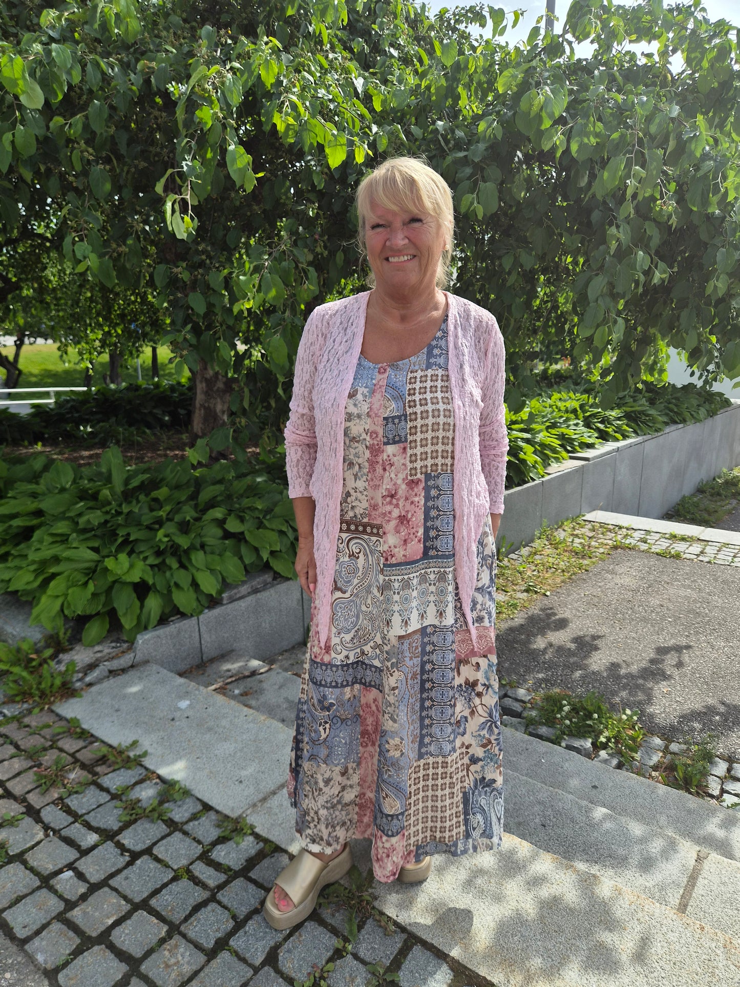 Hihaton kuosillinen mekko sininen