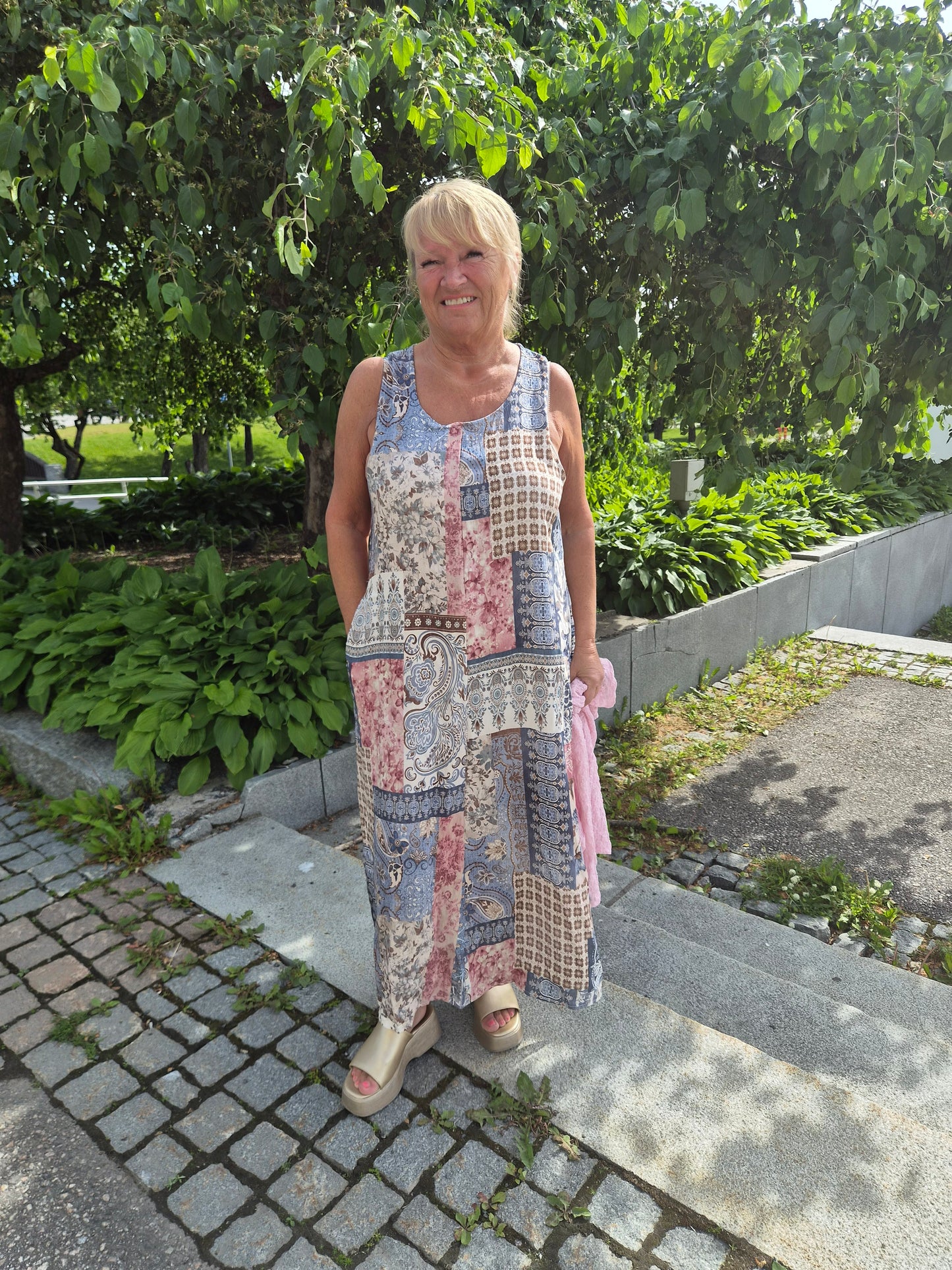Hihaton kuosillinen mekko sininen