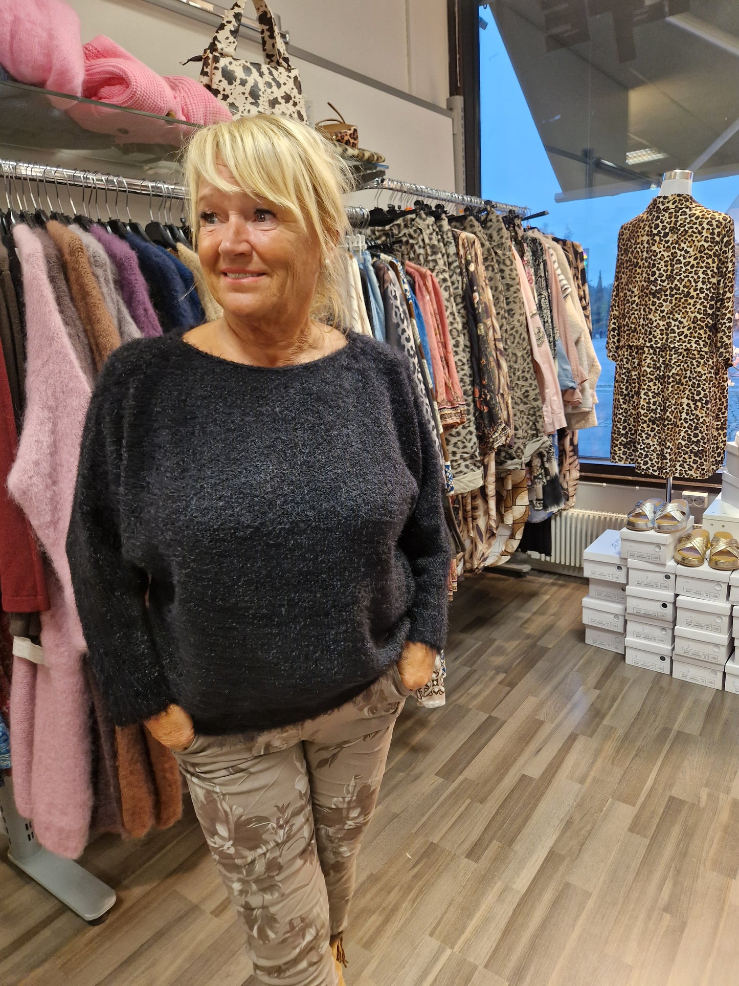 Pörröneule Anouk  musta