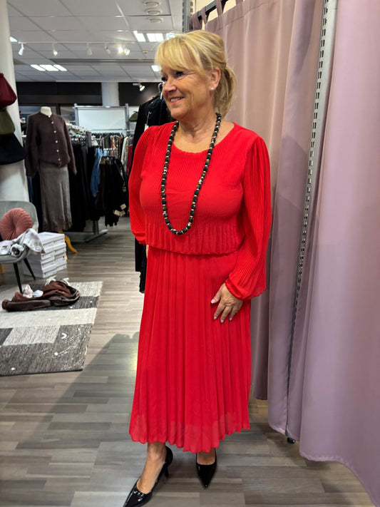 Midimittainen pliseemekko punainen