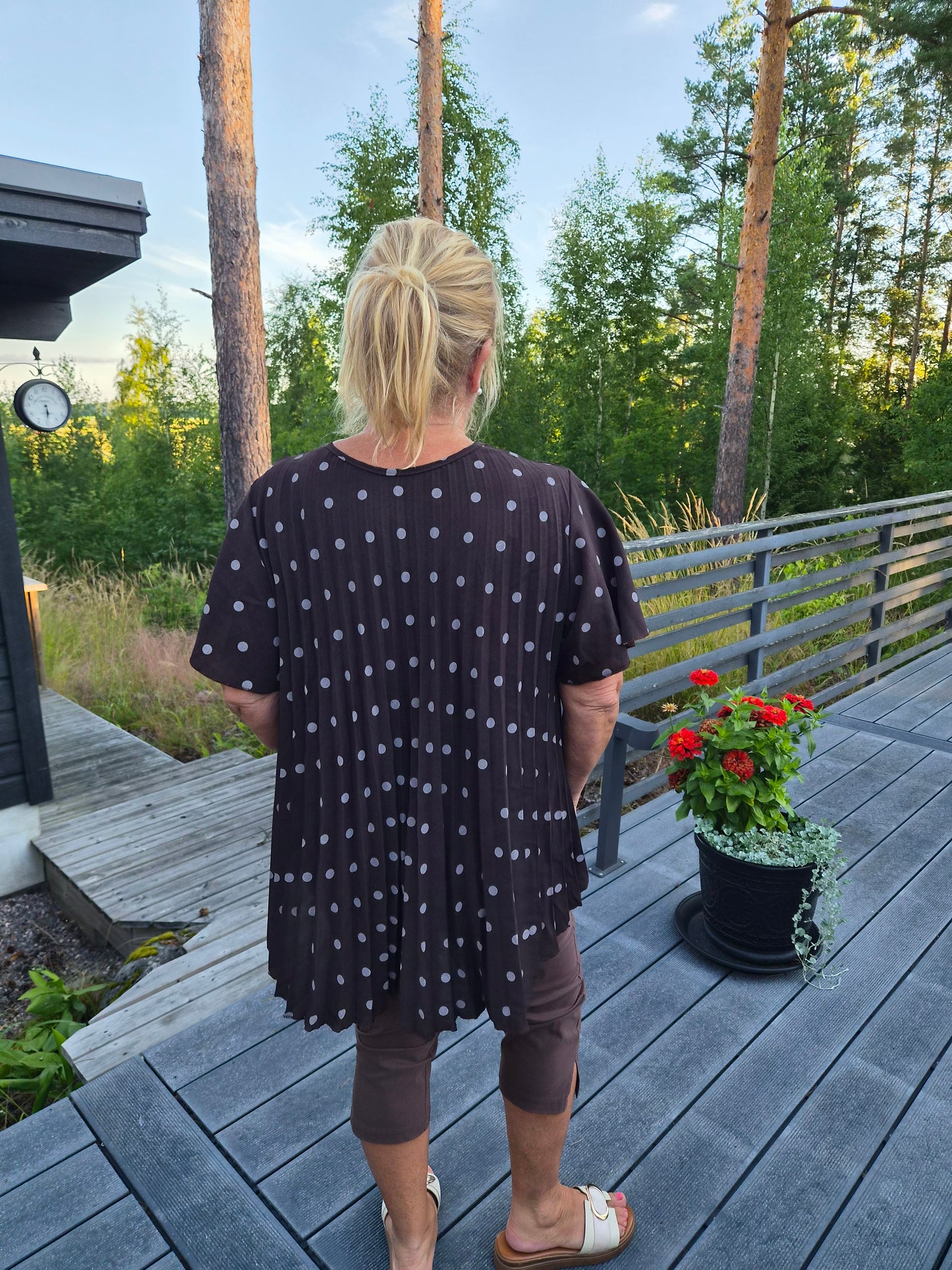 Pliseerattu pusero ruskea