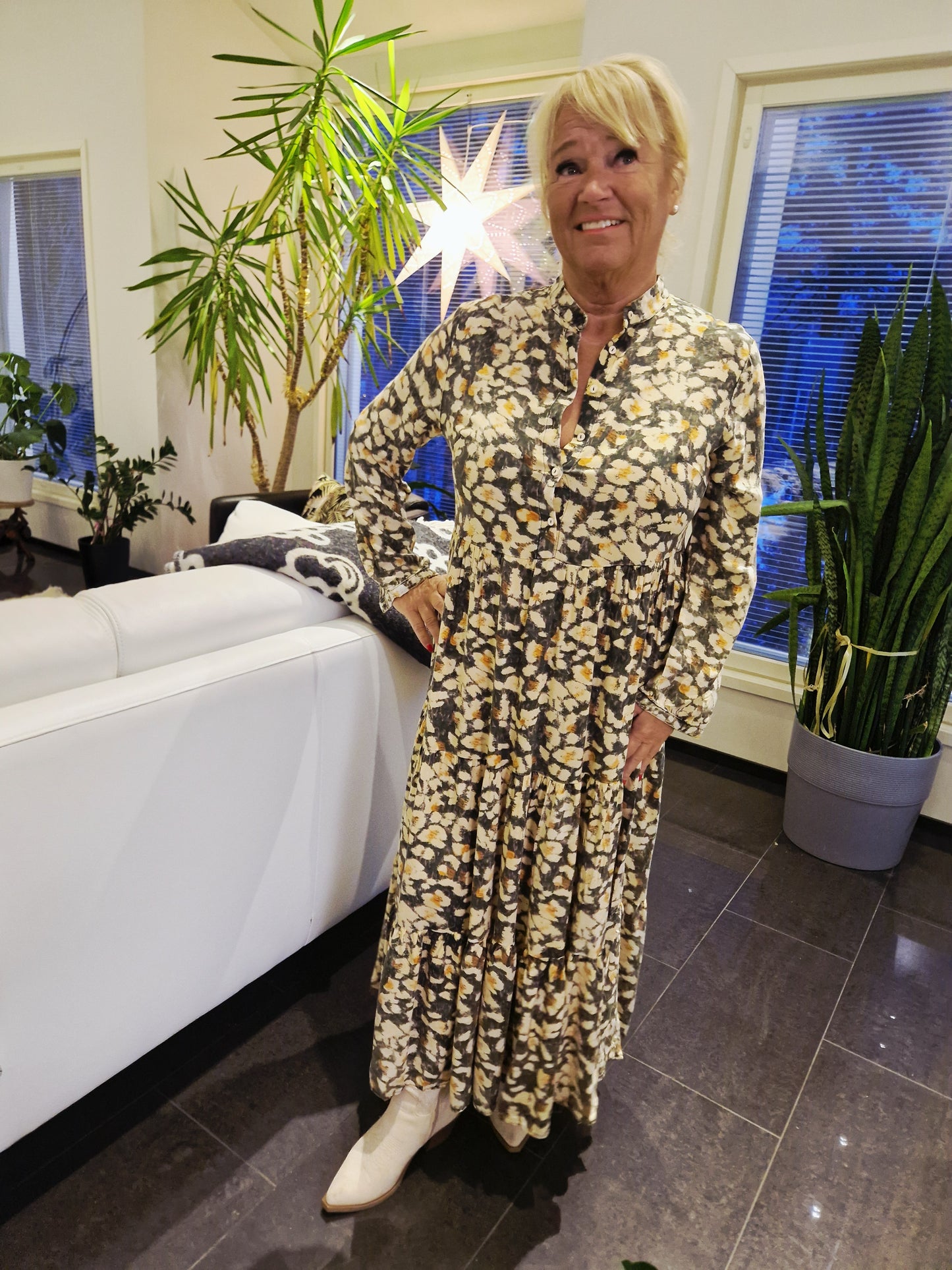 Pitkä kukkamekko "keltakukka"