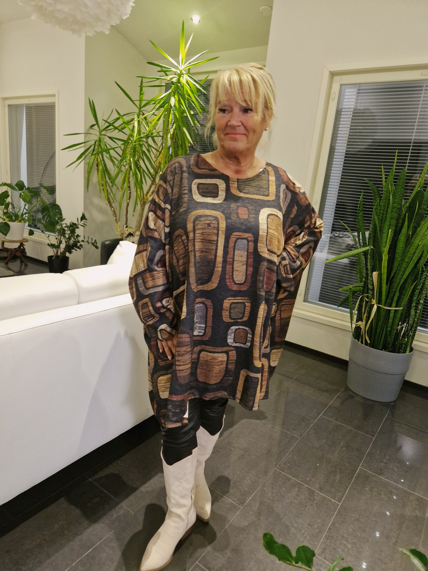 Plussize neulostunika musta