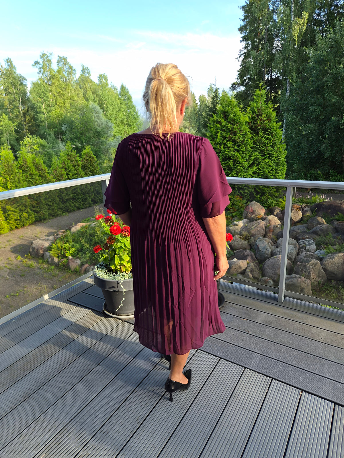 Pliseerattu mekko perhoshihoilla Candra Autumn Berry
