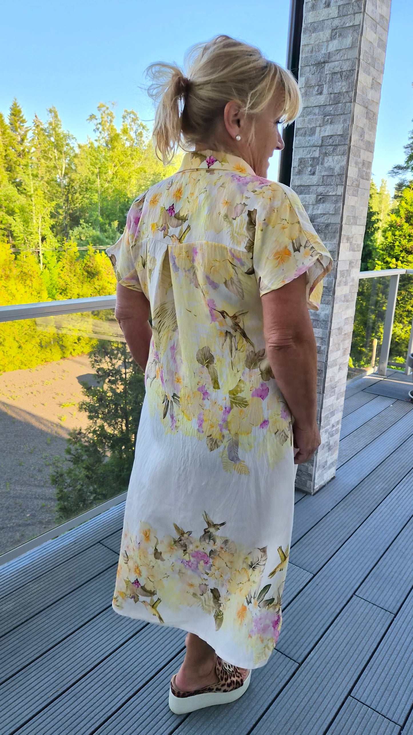 Kauluksellinen mekko keltainen