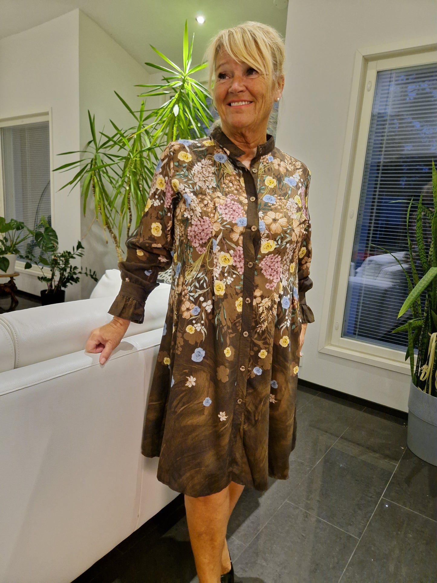 Kukkainen mekko  ruskea pohjaväri