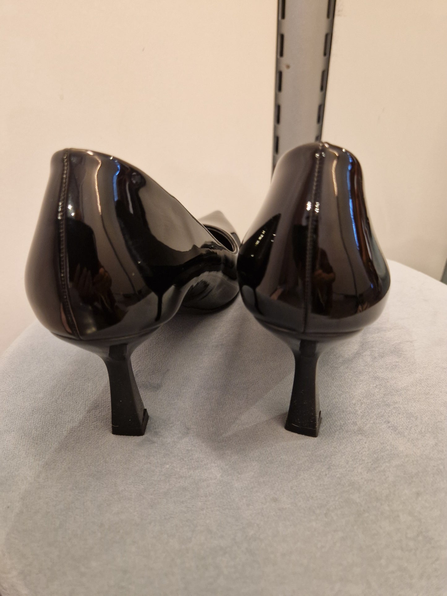 Juhla korkkarit  musta kiiltävä