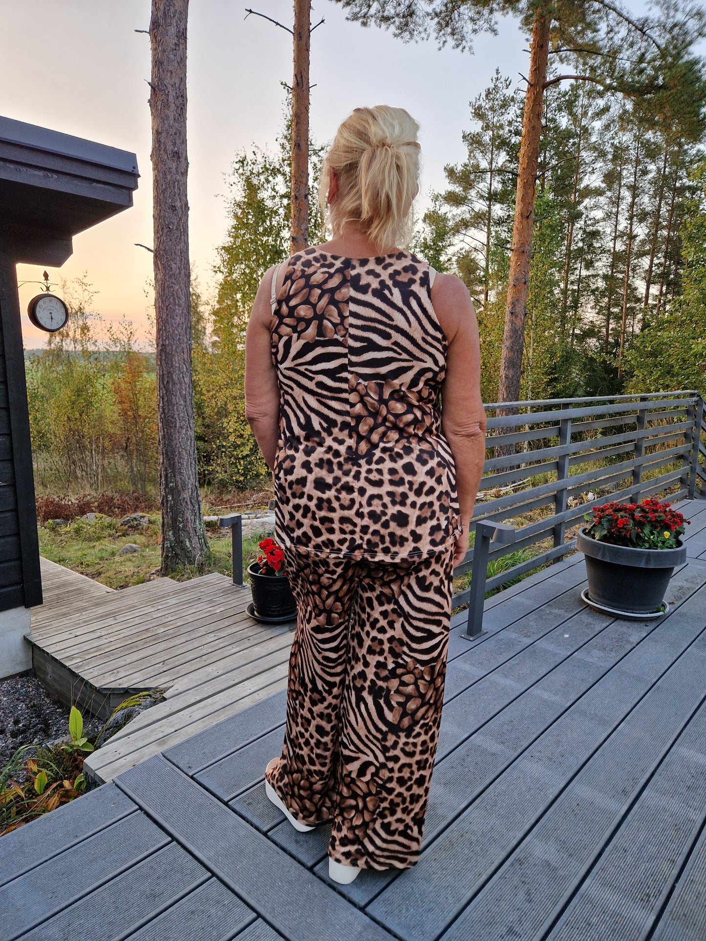 Toppi ja housut ruskea pantteri