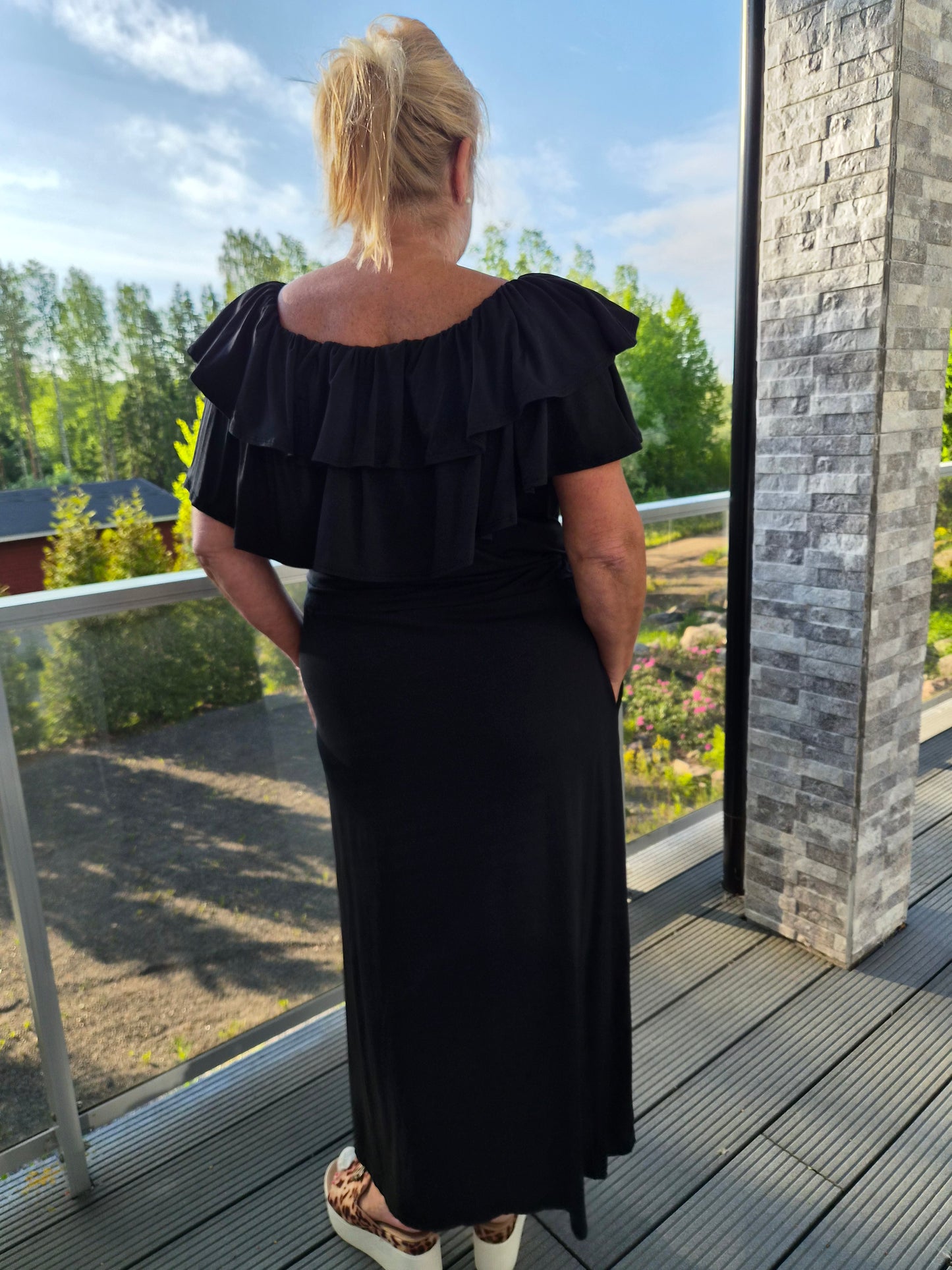 Röyhelökaulusmekko  musta