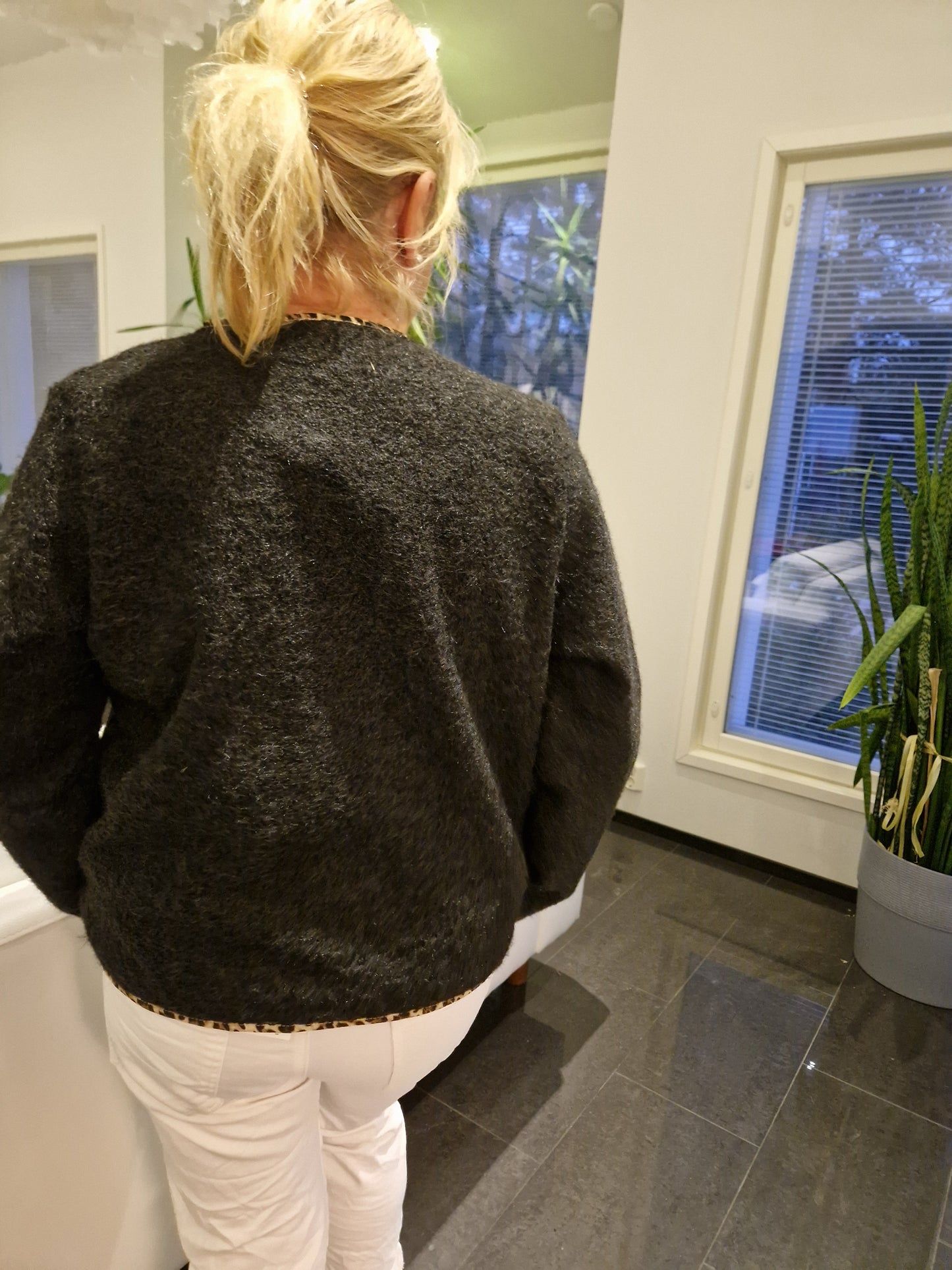 Siro neulosjakku musta