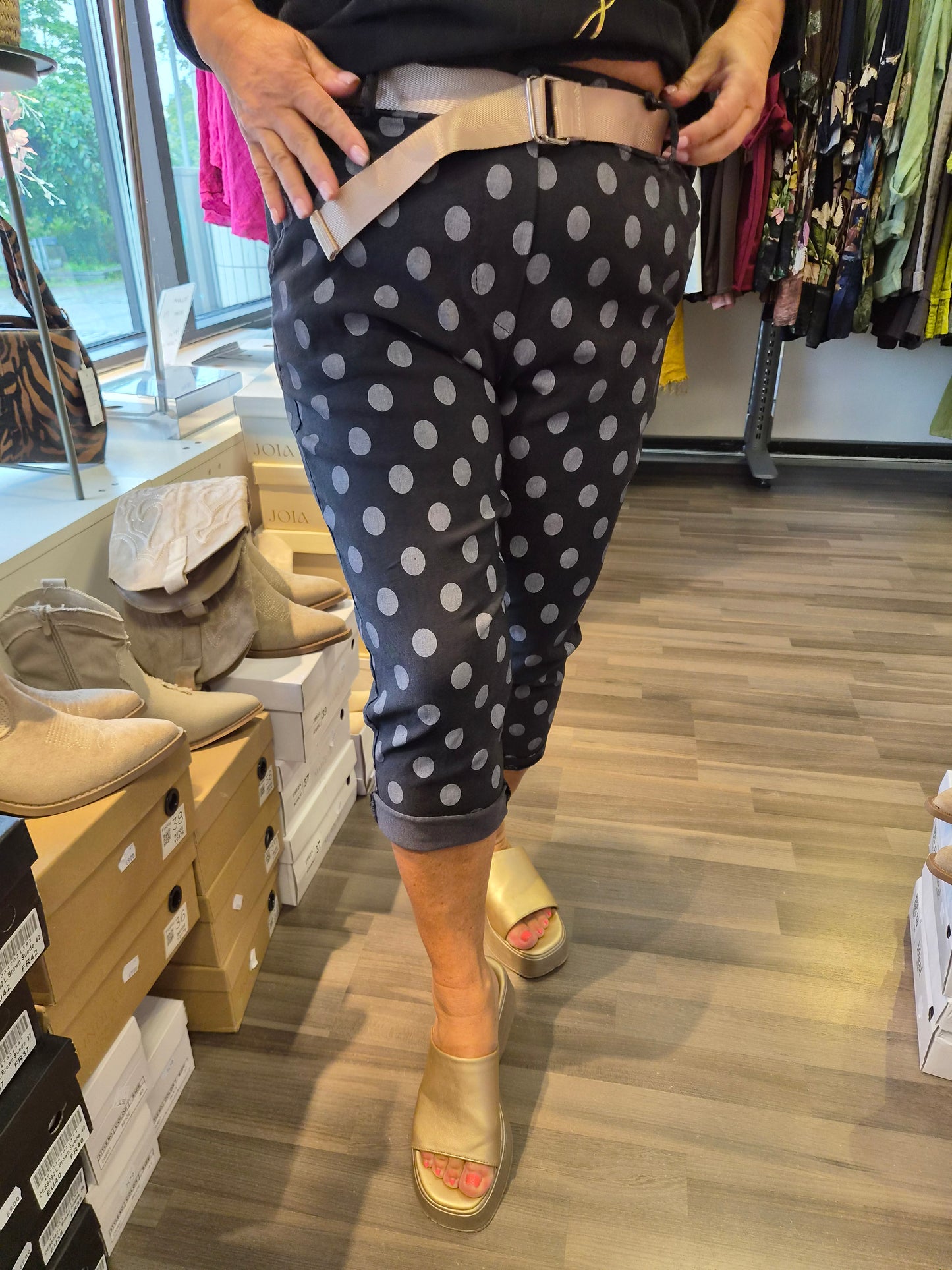 Pallollinen capri musta