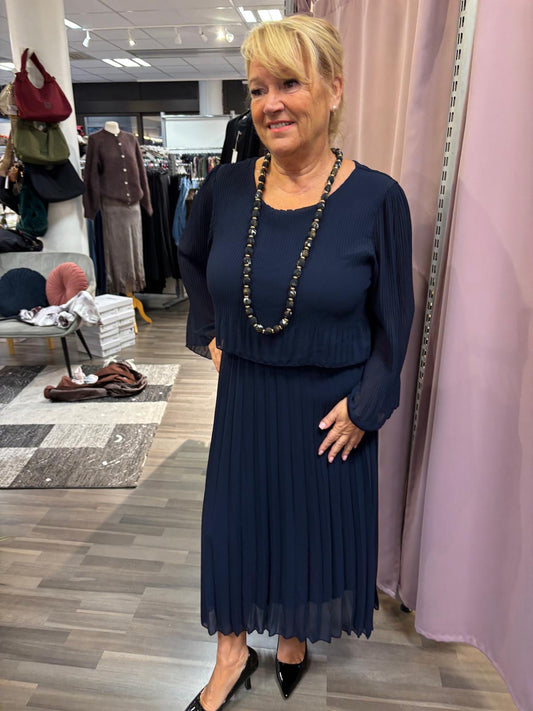 Midimittainen pliseemekko tumma sininen