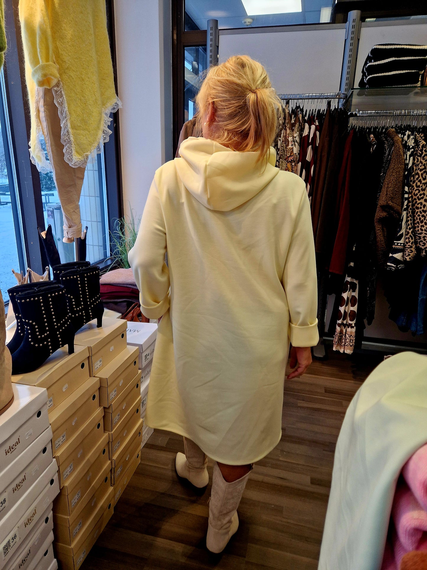 Mikki hupparimekko vaalea keltainen