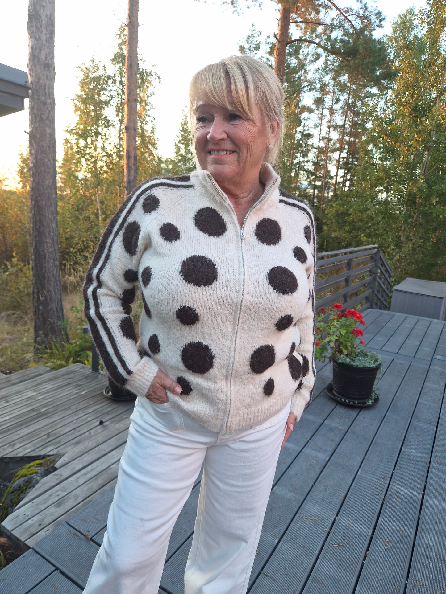 Pallollinen neulejakku  (4 väriä)