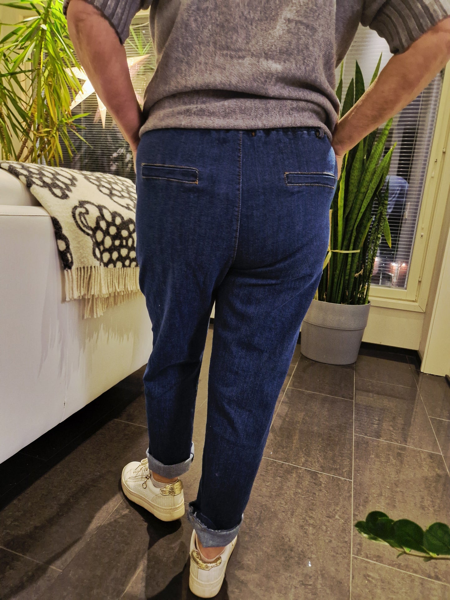 Joustavat farkut keskisininen