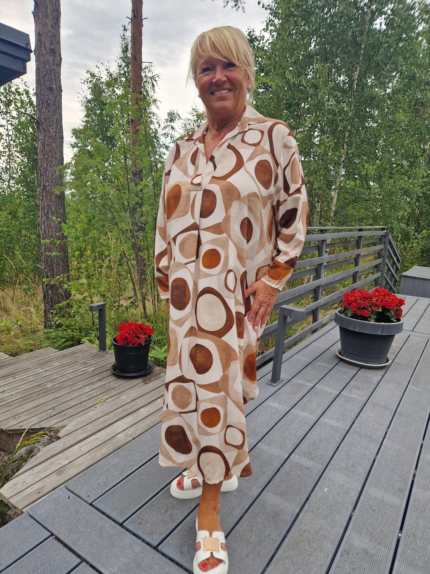 Graafinen kuvio mekko beige